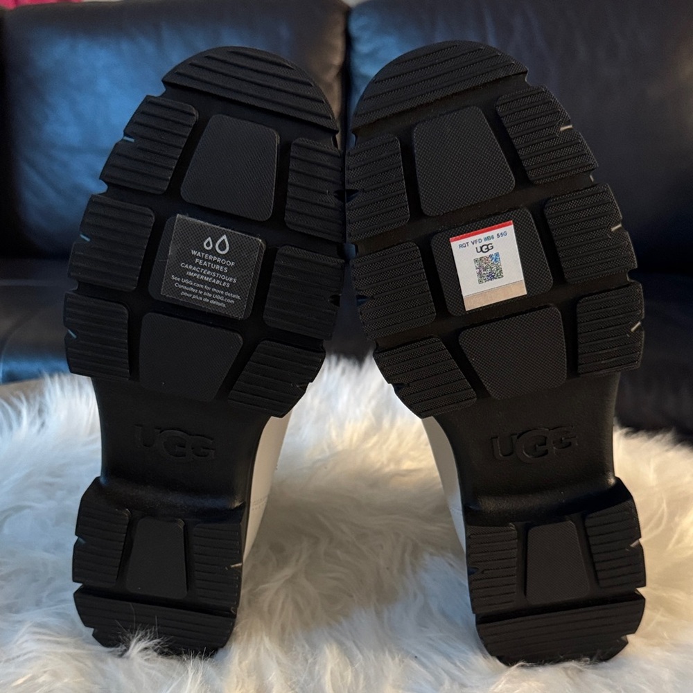 NWOT UGG Ashton Chelsea Ankle Boots Off White/Black size 10 - Picture 9 of 11